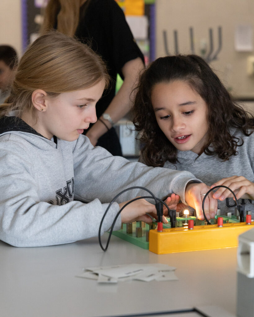 Caxton-College-Science-Year-4-Caxton-Comunicacion