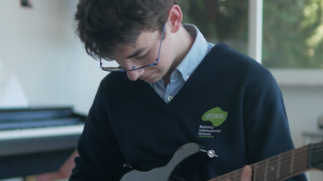 Music-guitar-Ella-Notebaert