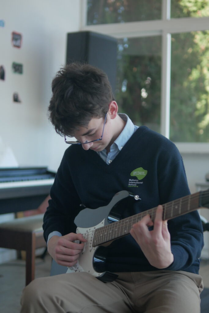 Music-guitar-Ella-Notebaert