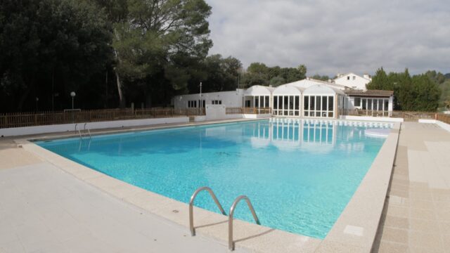 Swimming-Pool-Ella-Notebaert-1