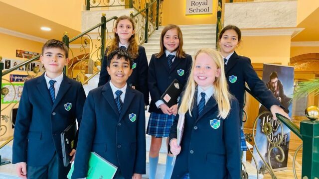 estudiantes-en-las-escaleras-del-colegio-royal-british-school-Royal-School