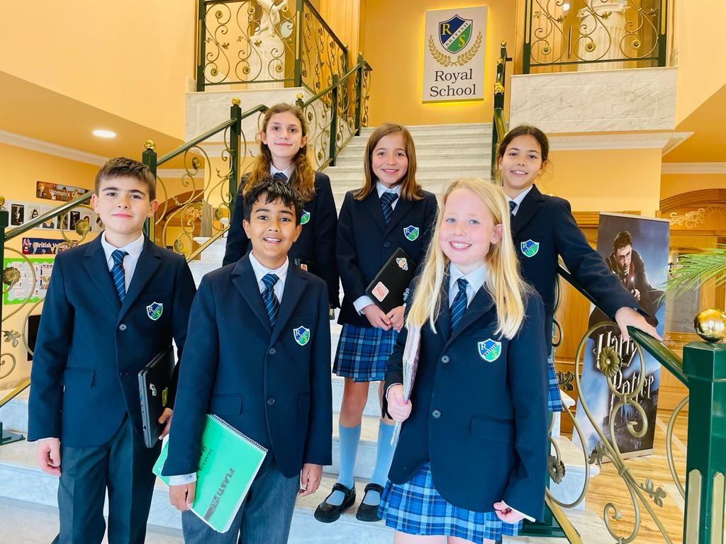 estudiantes-en-las-escaleras-del-colegio-royal-british-school-Royal-School