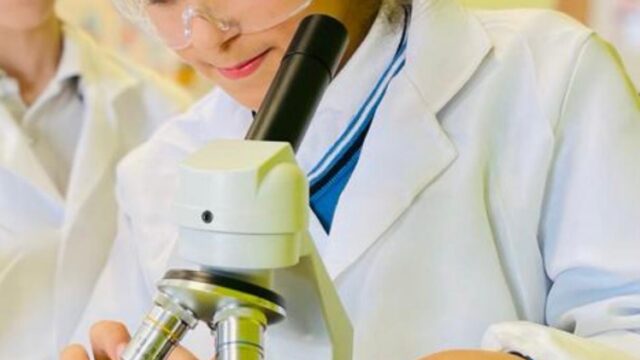 nina-con-microspio-colegio-royal-british-school-Royal-School