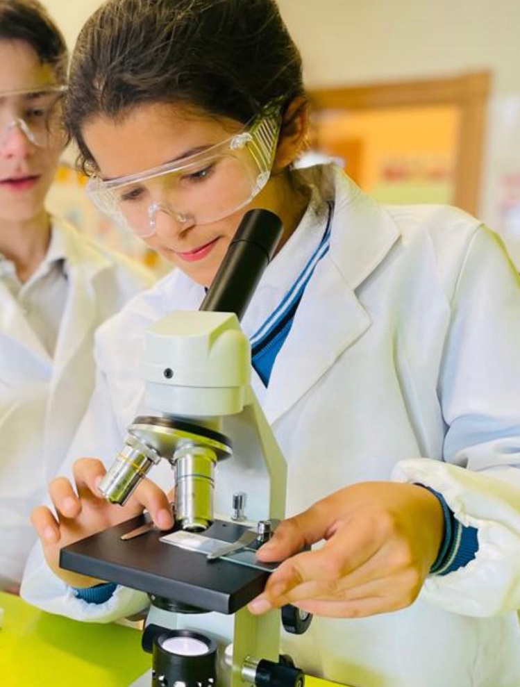 nina-con-microspio-colegio-royal-british-school-Royal-School