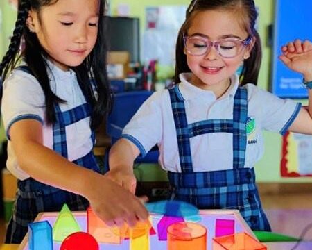 ninas-del-colegio-royal-british-school-jugando-aprendiendo-Royal-School