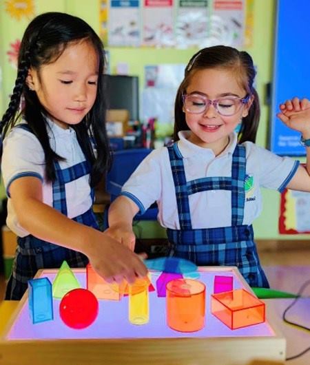 ninas-del-colegio-royal-british-school-jugando-aprendiendo-Royal-School