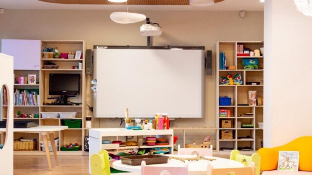 4647_facilities_-_indoors_-_classroom_and_play_area_with_toys.jpg