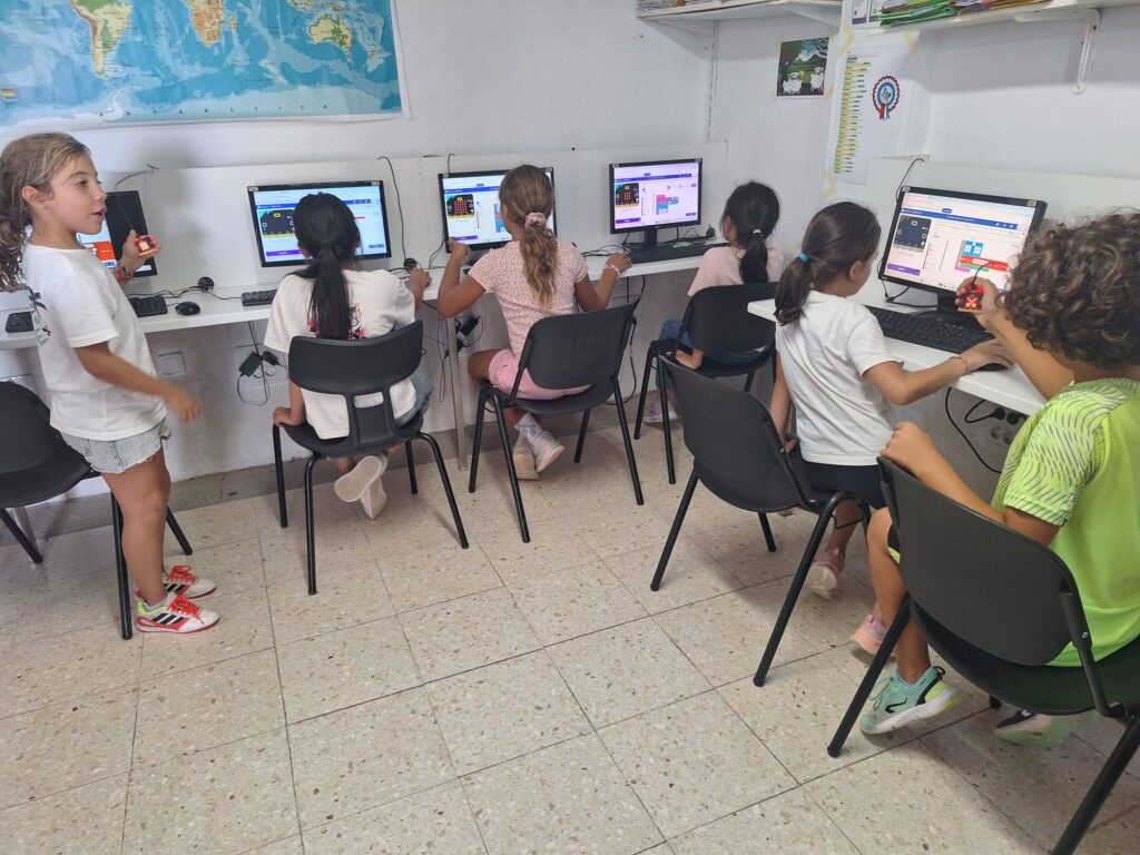 Year-5-in-computing-class-Djek-Deign