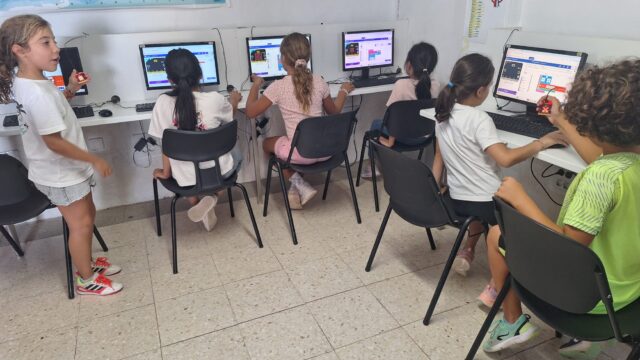 Year-5-in-computing-class-Djek-Deign